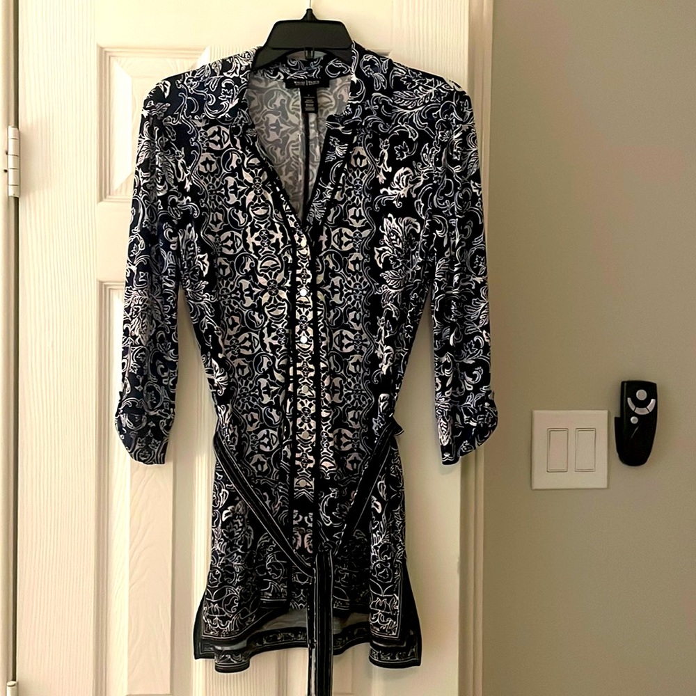 Women black/blue/white floral 3/4 quarter sleeve. Button down v-neck Tunic